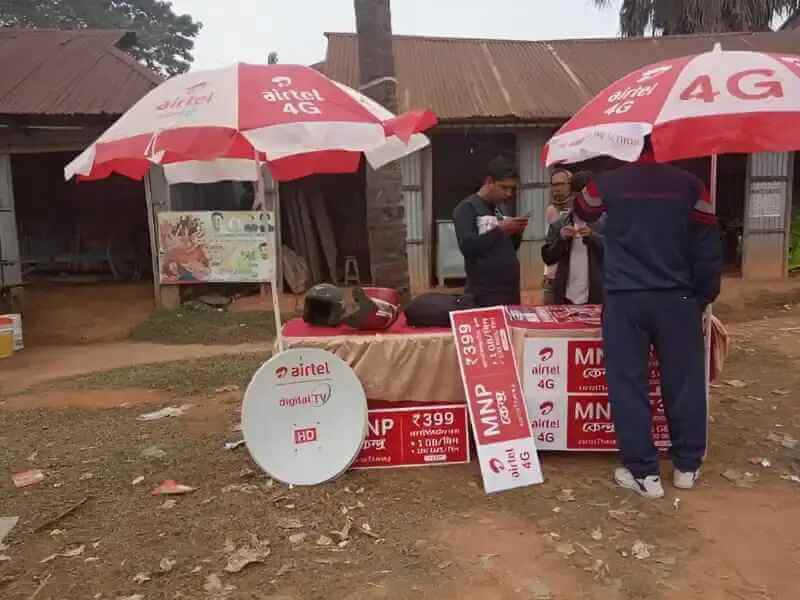 Some people are selling SIM by Airtel booth on the roadside.